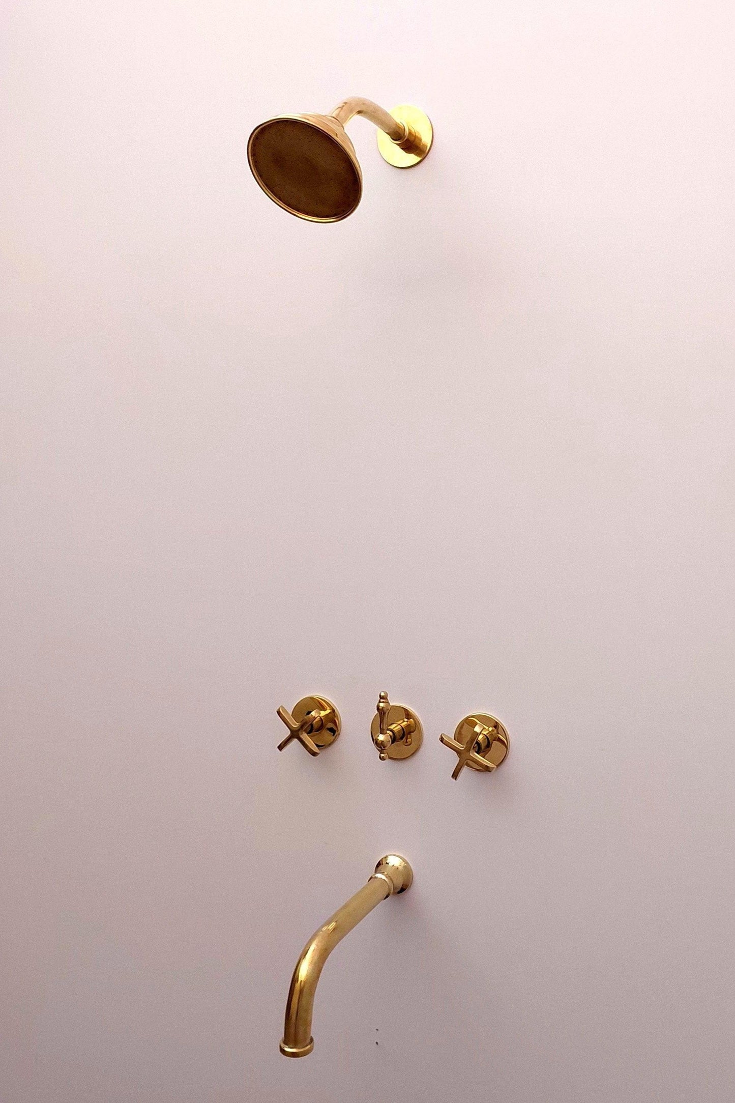 Système de douche en laiton non laqué avec bec verseur et pomme de douche ronde - Réf : ATLASS34