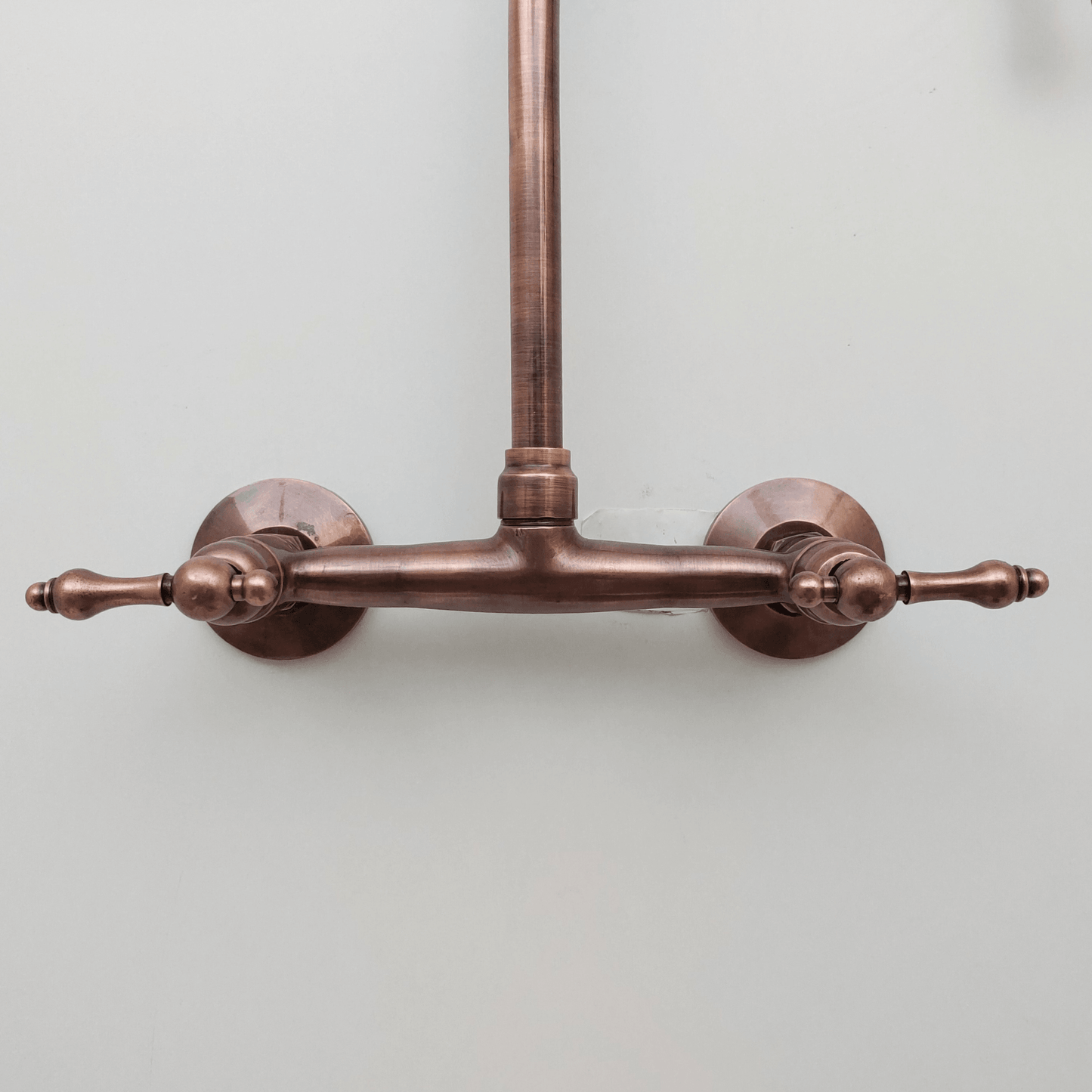Grifo de pared de latón con acabado en cobre antiguo y manijas tipo palanca - Ref. WFL005