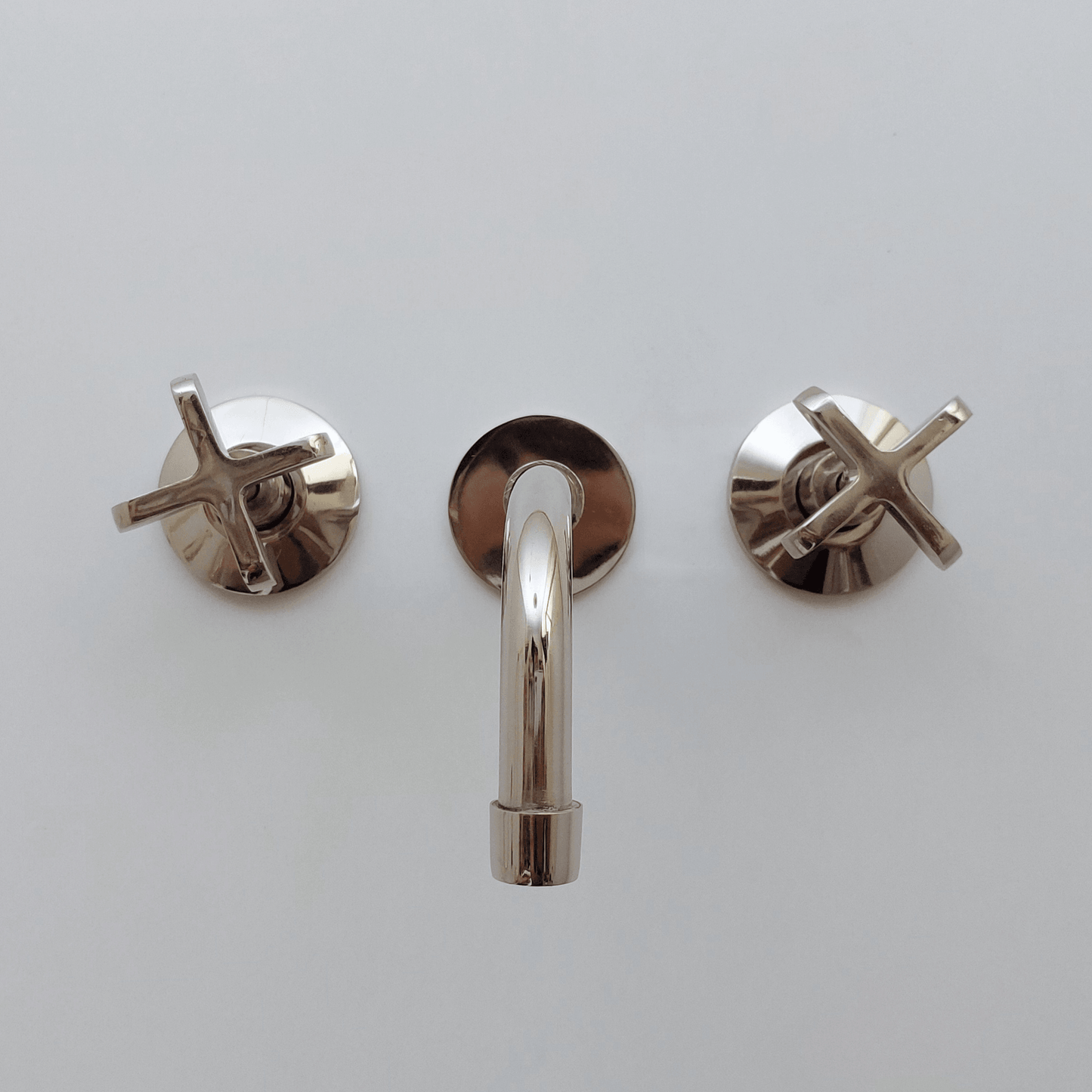 Grifo de baño de pared de latón, grifo con acabado en níquel y manijas en cruz - Ref: WFCN001