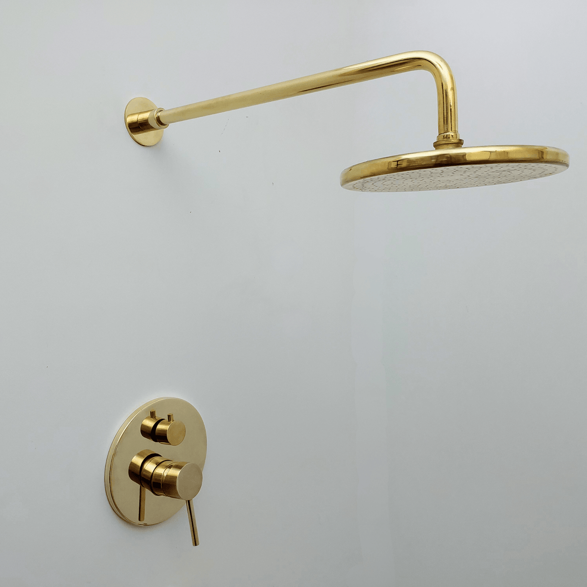 Système de douche en laiton non laqué avec bec verseur et pomme de douche à effet pluie ronde - Réf : ATLASS51