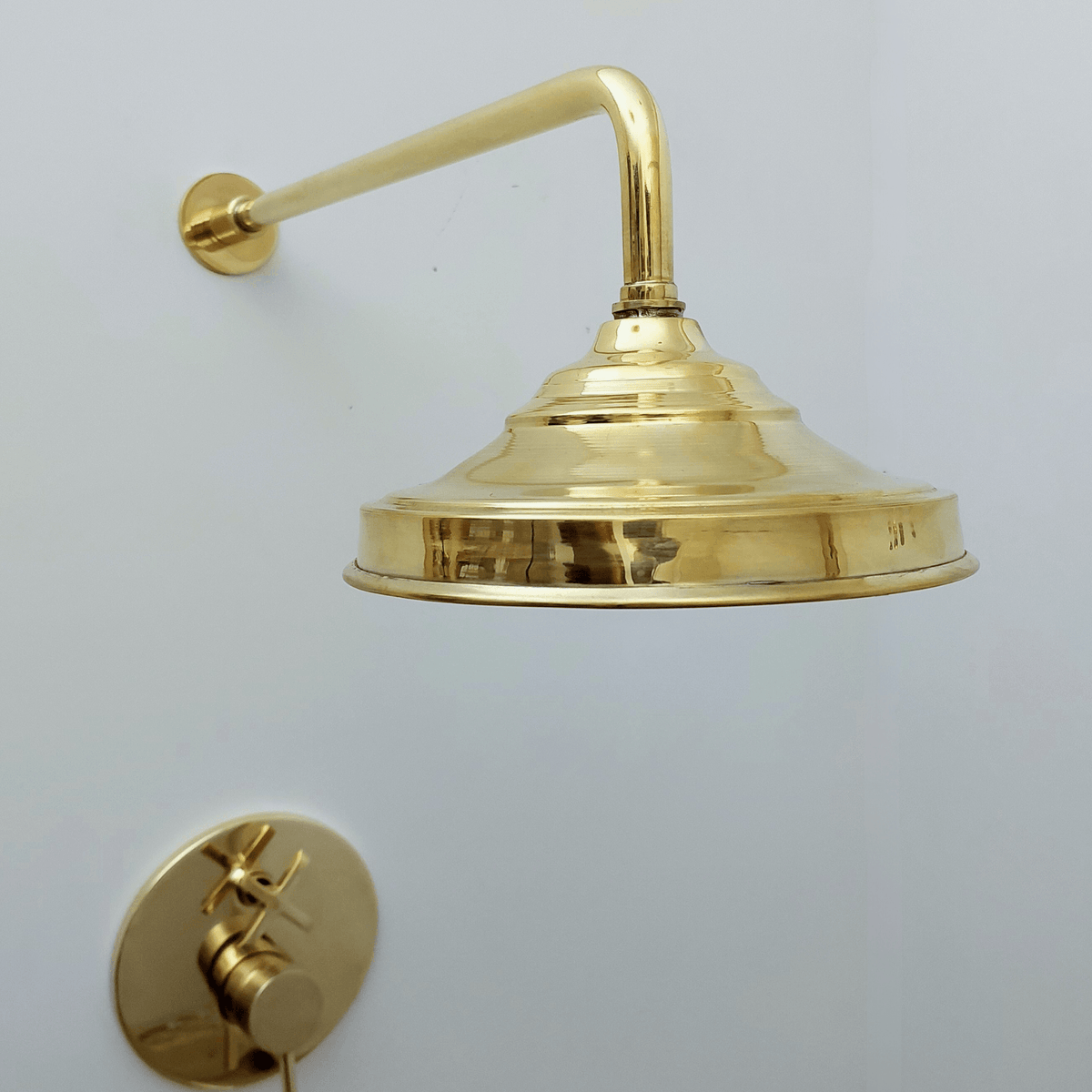 Système de douche en laiton non laqué avec bec verseur et pomme de douche à effet pluie ronde - Réf : ATLASS52
