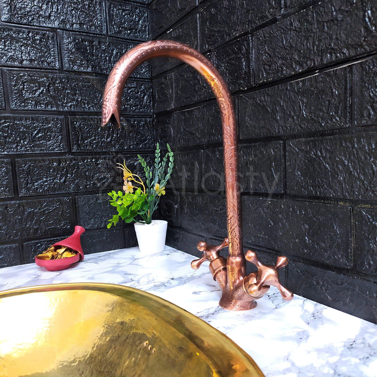Grifo de baño de cobre curvo grabado con manijas en cruz