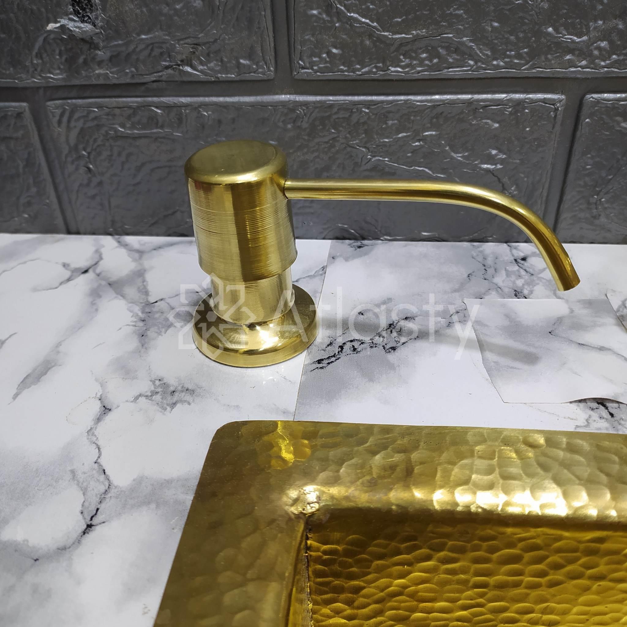 Agregue un toque de elegancia a su baño o cocina con nuestro dispensador de jabón de latón sin lacar