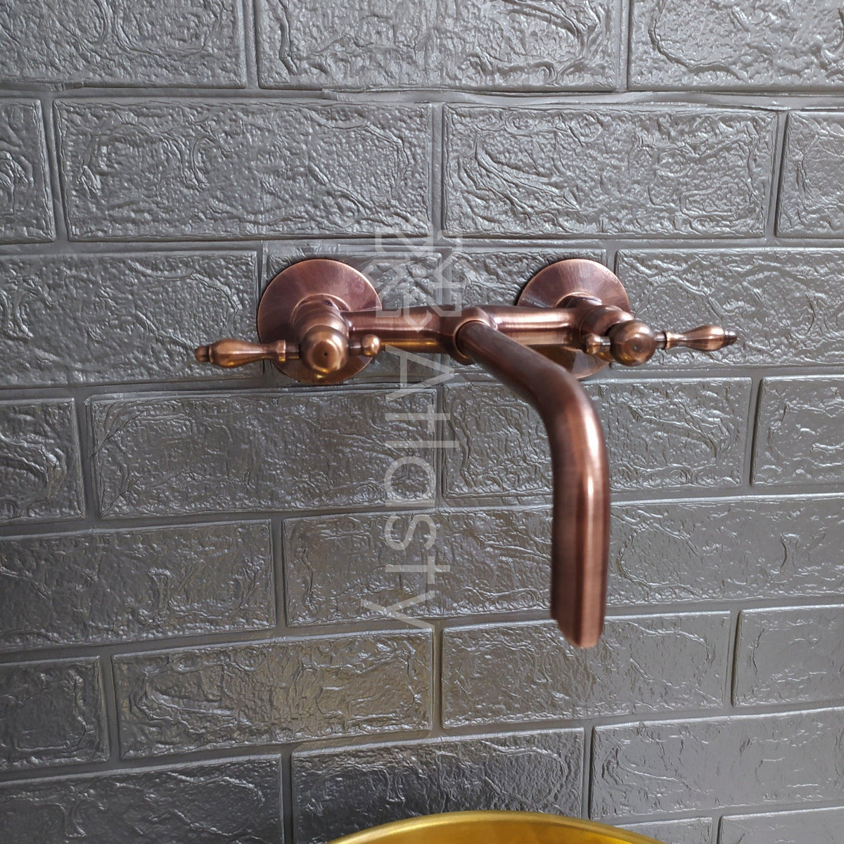 Grifo para lavabo de baño de pared con acabado de cobre y manijas tipo palanca