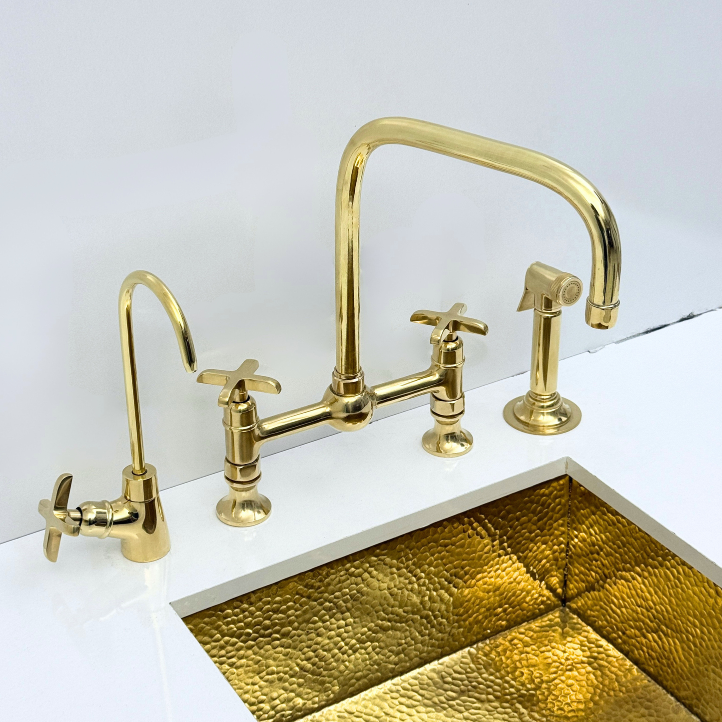 Grifo de cocina de latón sin lacar con rociador, grifo de agua fría y manijas en cruz - Ref: APC-98
