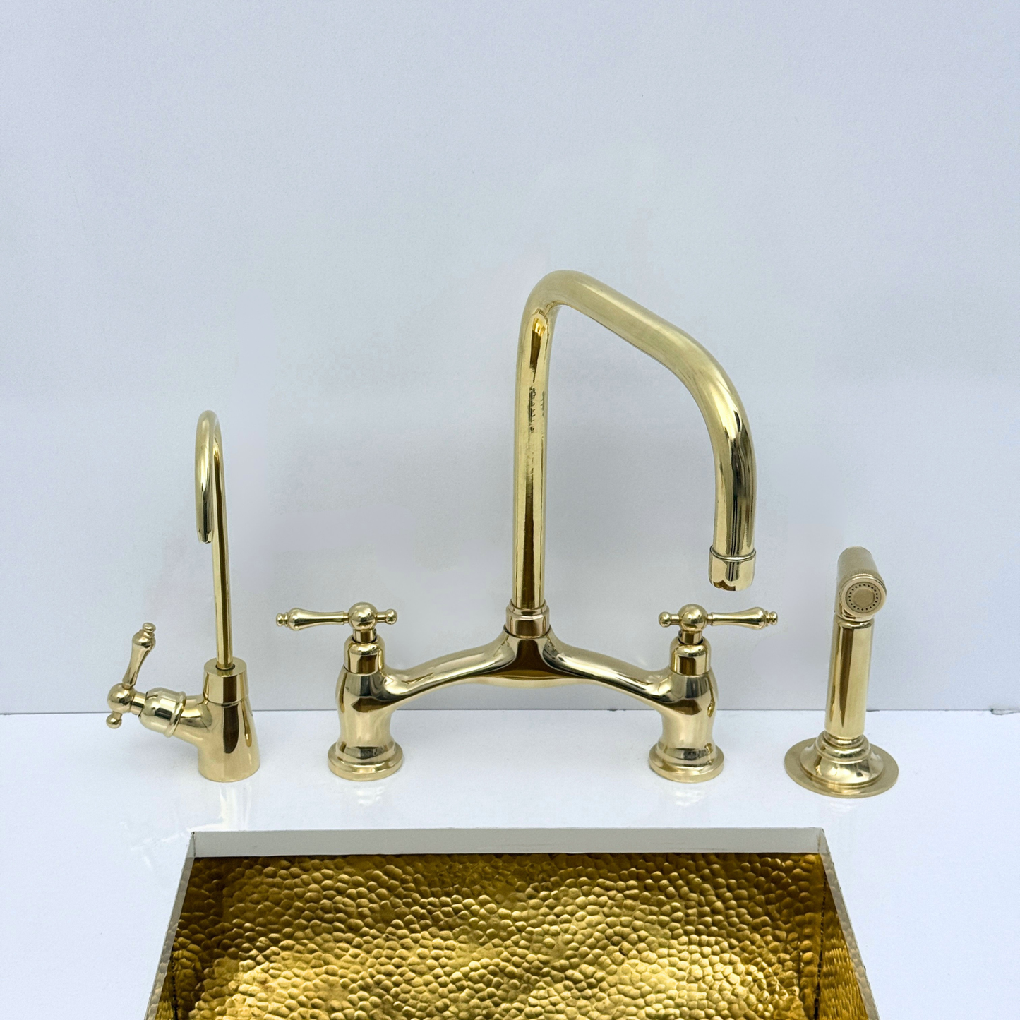 Grifo de cocina de latón sin lacar con rociador, grifo de agua fría y manijas en cruz - Ref: APC-98