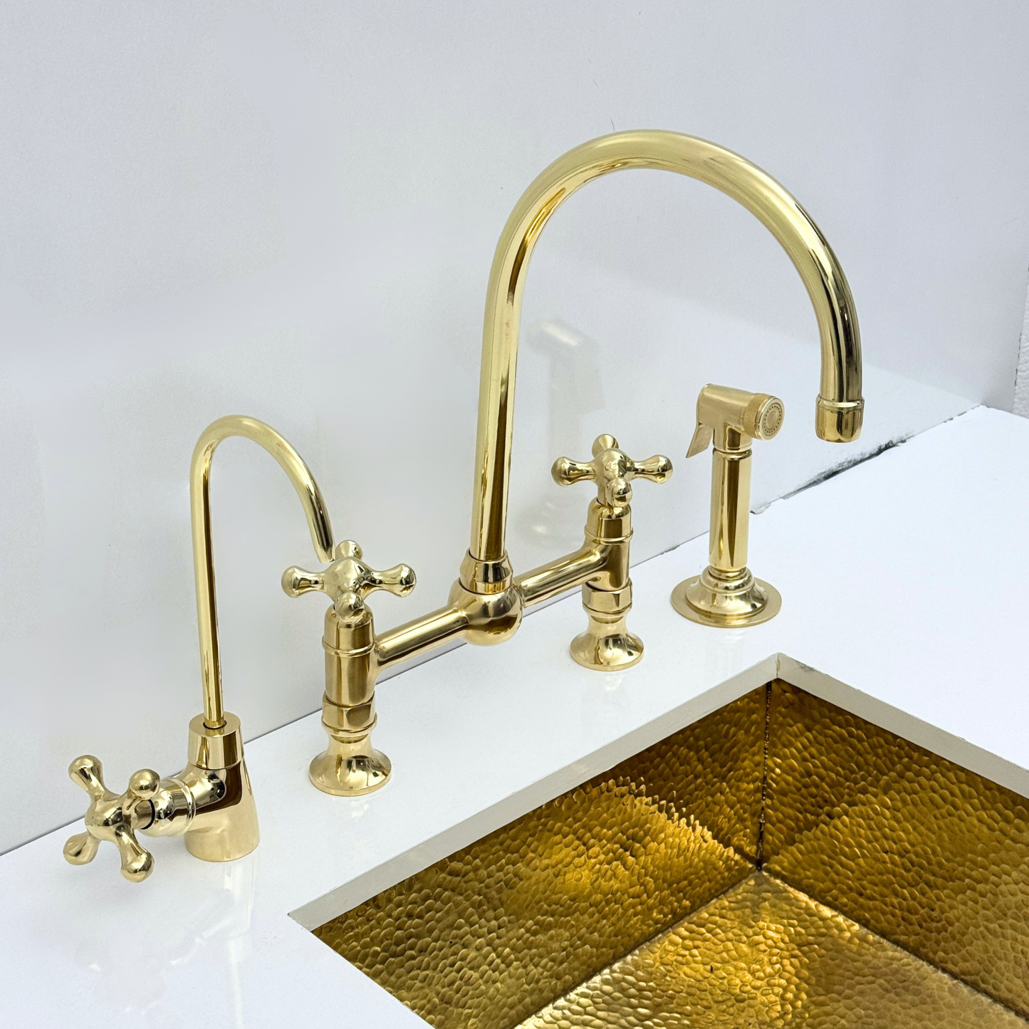 Grifo de cocina de latón sin lacar con rociador, grifo de agua fría y manijas en cruz - Ref: APC-98