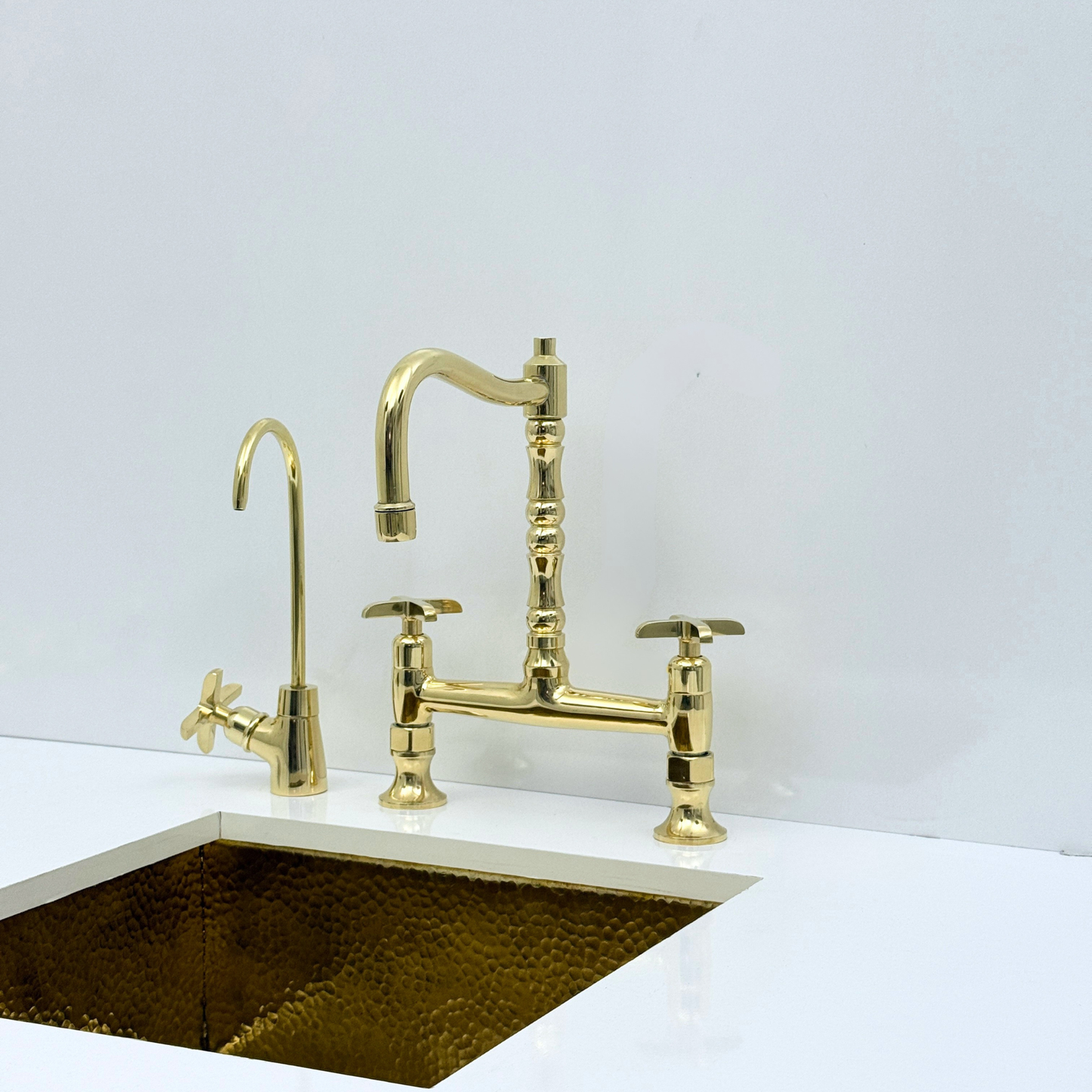 Robinet de cuisine à pont en laiton non laqué avec pulvérisateur, robinet d'eau froide et poignées en croix - Réf. : APC-92