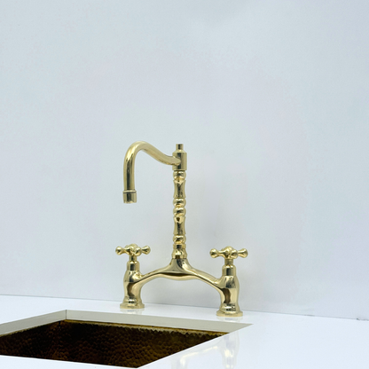 Grifo de cocina de latón sin lacar con rociador, grifo de agua fría y manijas en cruz - Ref: APC-99