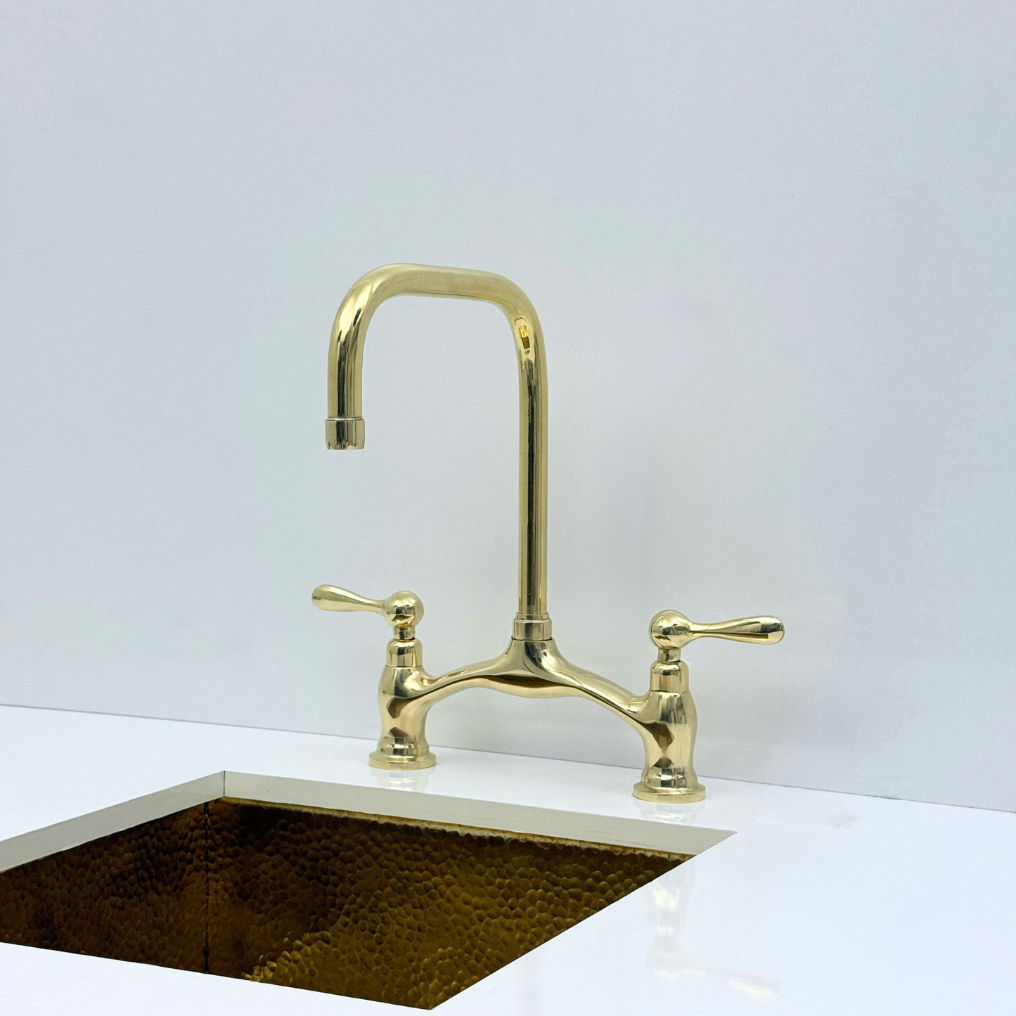 Grifo de cocina de latón sin lacar con rociador, grifo de agua fría y manijas en cruz - Ref: APC-98