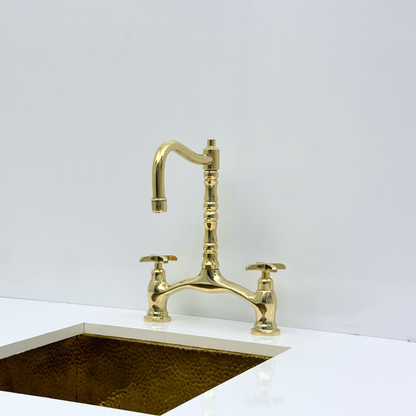 Grifo de cocina de latón sin lacar con rociador, grifo de agua fría y manijas en cruz - Ref: APC-99