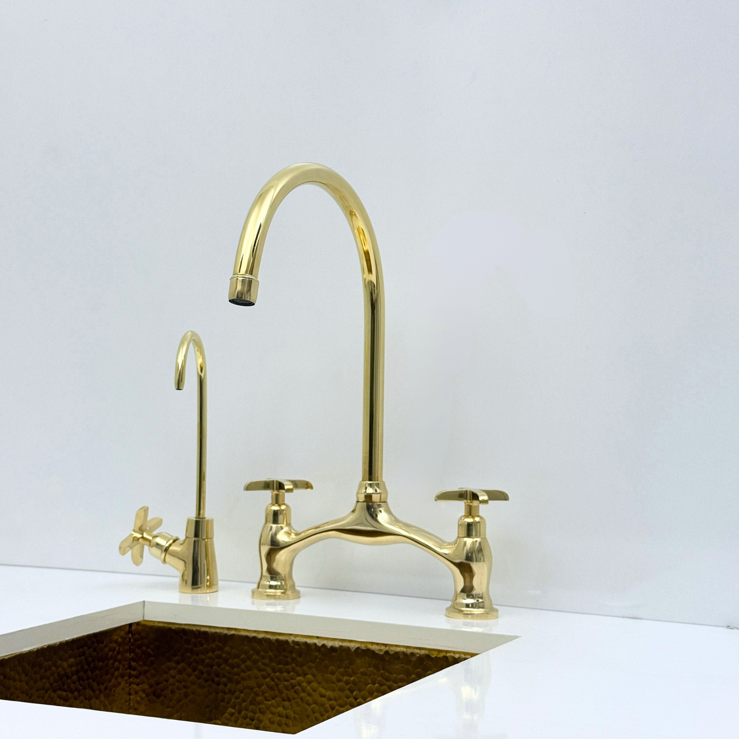 Grifo de cocina vintage de latón sin lacar con pulverizador y dispensador de jabón, grifo de cocina de latón antiguo con acabado Living, ref. APCL-8