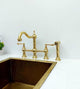 Grifo de cocina estilo puente victoriano de latón sin lacar con rociador - Ref: AKFL-2
