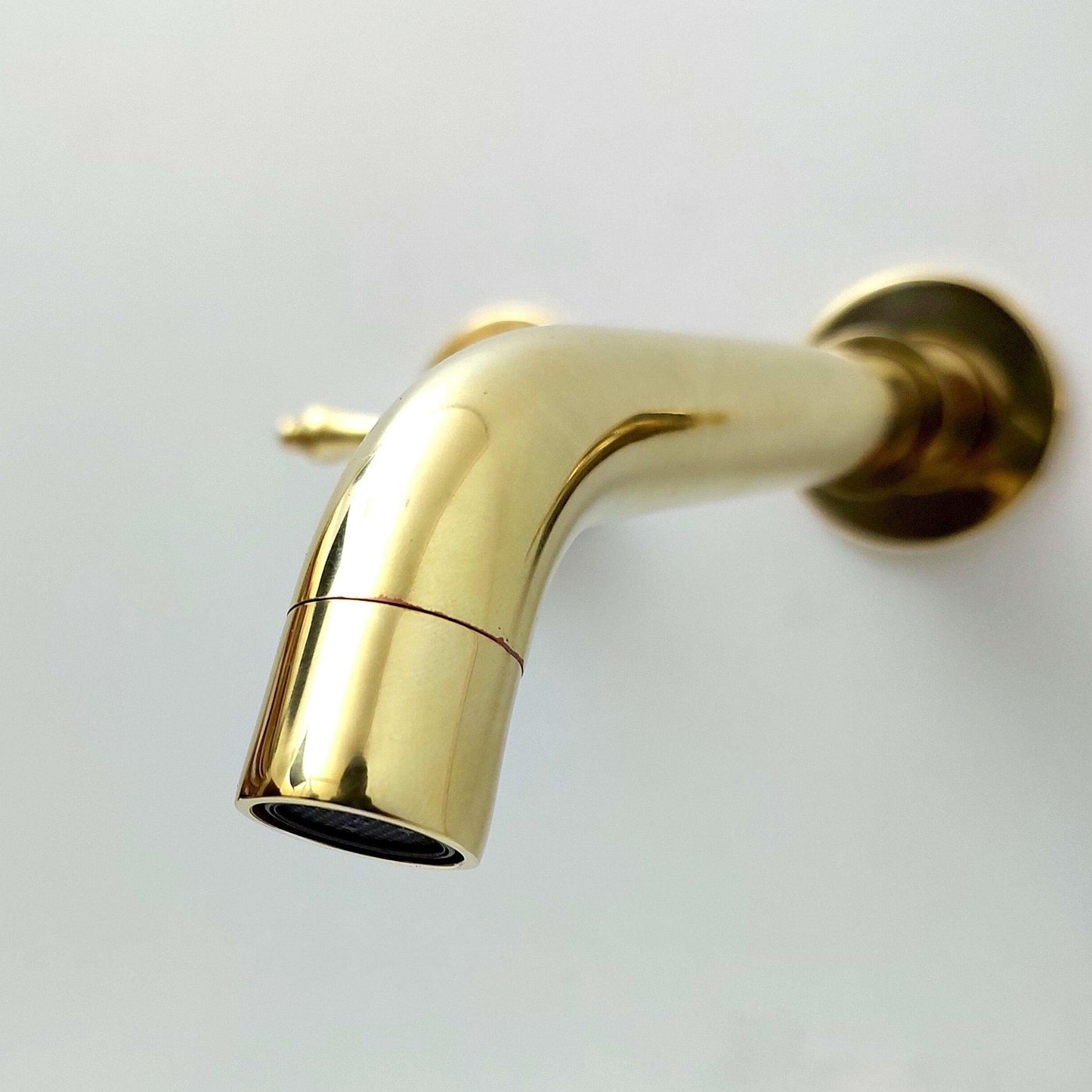 Grifo de pared de latón sin lacar, grifo de cuello de cisne con manijas de palanca - Ref: WFL004