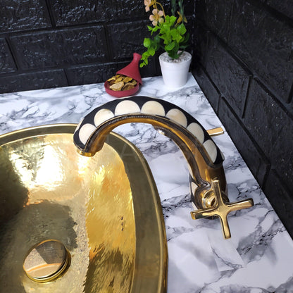 Robinet de salle de bain en laiton non laqué et résine avec poignées croisées