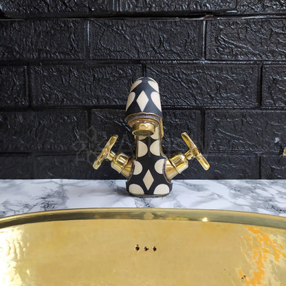 Robinet de salle de bain en laiton non laqué et résine avec poignées croisées