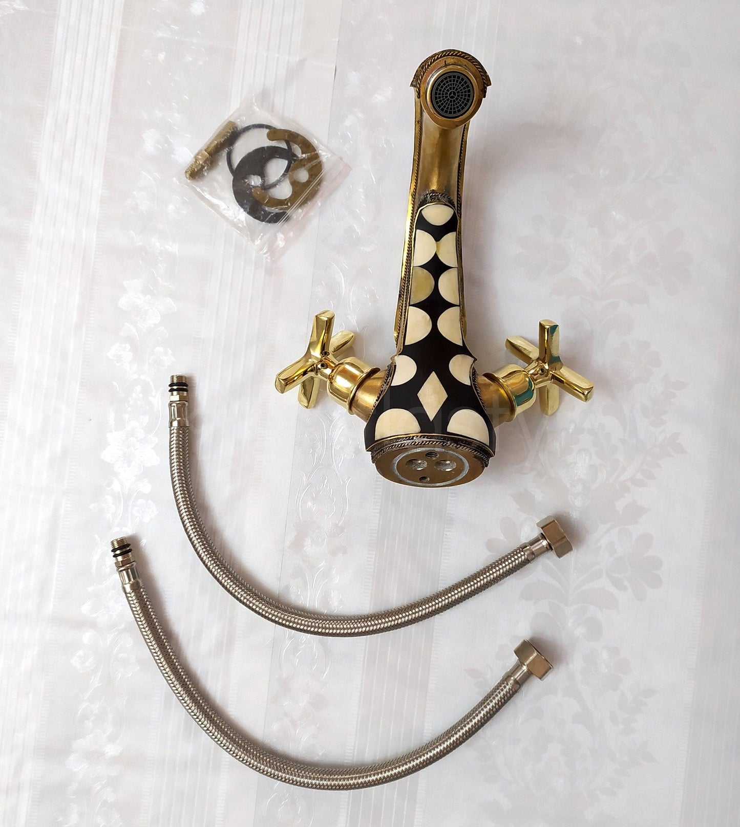Robinet de salle de bain en laiton non laqué et résine avec poignées croisées